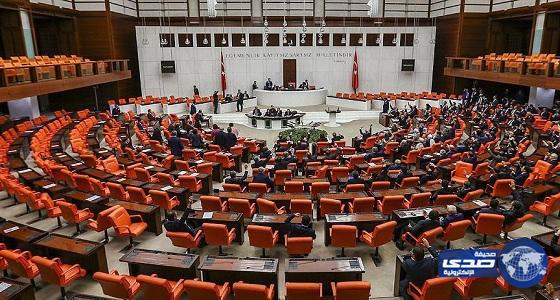 البرلمان التركي يصادق على تمديد حالة الطوارئ ثلاثة شهور