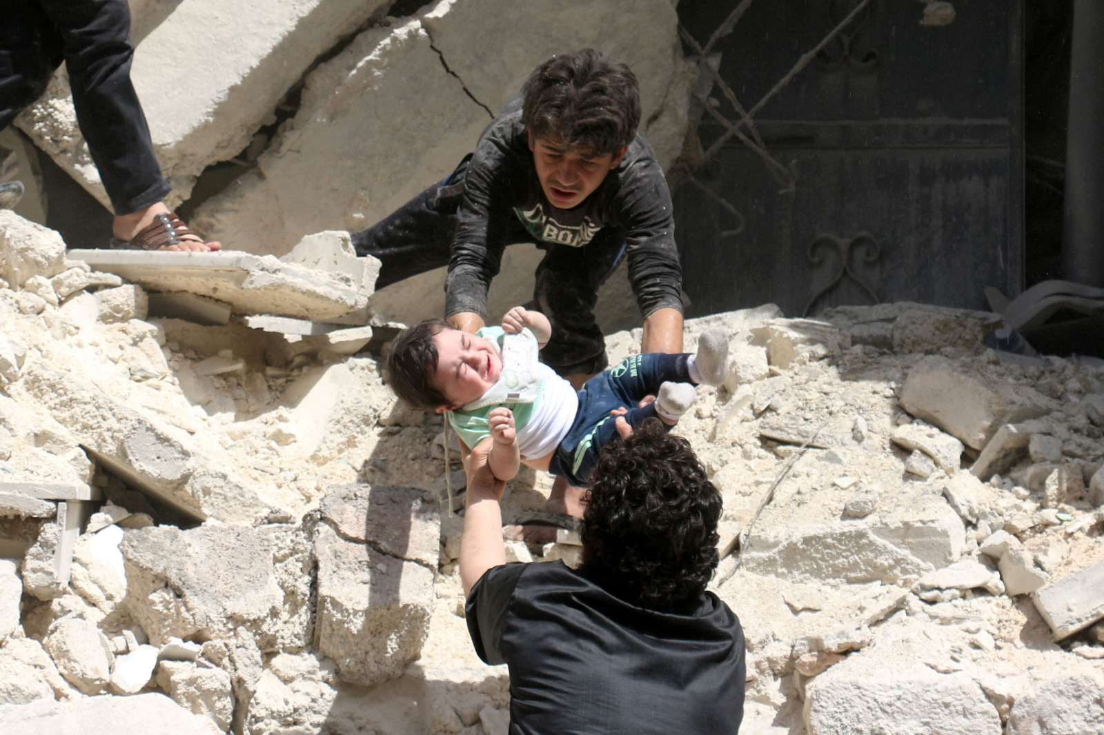 طائرات روسيا والأسد تقصفان حلب .. ومقتل 7 من عائلة واحدة فى ريفها