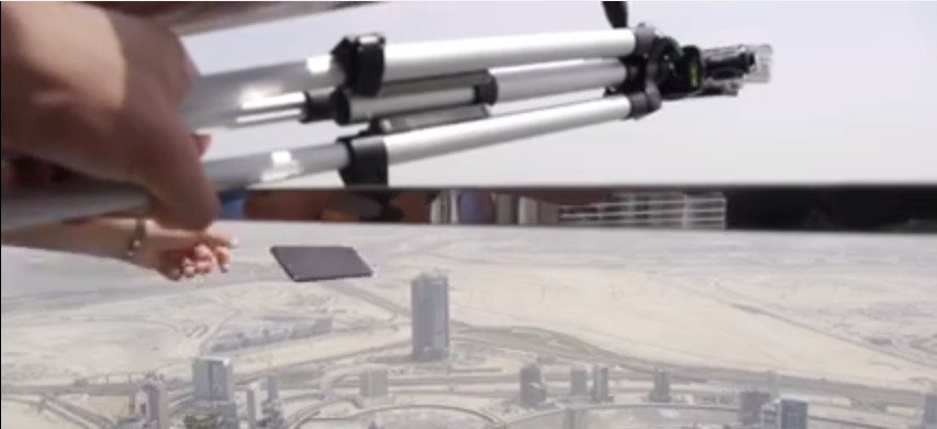 بالفيديو.. مدون يلقى بهاتف آيفون 7 من أعلى برج خليفة