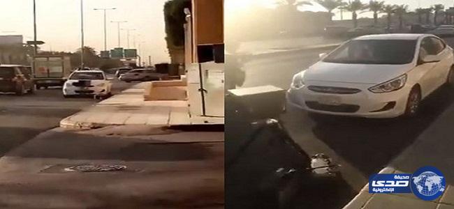بالفيديو.. سيارة ” ساهر” تثير أزمة مرورية بـ” ورود الرياض”