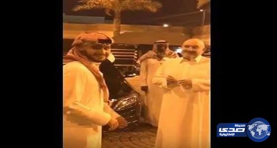 بالفيديو.. الأمير خالد بن طلال يودع ابنه الضابط قبل ذهابه للحد الجنوبي