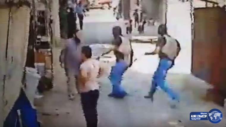 بالفيديو .. اعتقال مخابرات الجيش اللبناني لأحد زعماء &#8220;داعش&#8221; في عين الحلوة