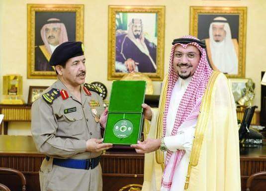 أمير القصيم يقلد المجماج وسام المنظمة الدولية للحماية المدنية بدرجة &#8220;فارس&#8221;