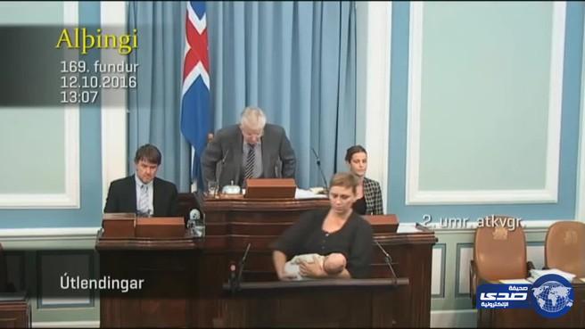 بالفيديو :في لفتة جريئة&#8230; نائبة برلمانية ترضع طفلتها أثناء مناقشة  مشروع بالقانون