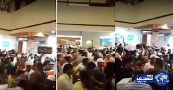 بالفيديو: مطار جدة الأسوأ في العالم يثير غضبًا في «تويتر».. المغردون : نعاني من الازدحام وطول الإجراءات