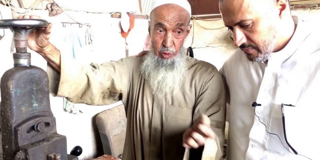 بالفيديو..مقدم &#8220;على خطى العرب&#8221; يوثق حياة والده الثمانيني في ورشة خراطة