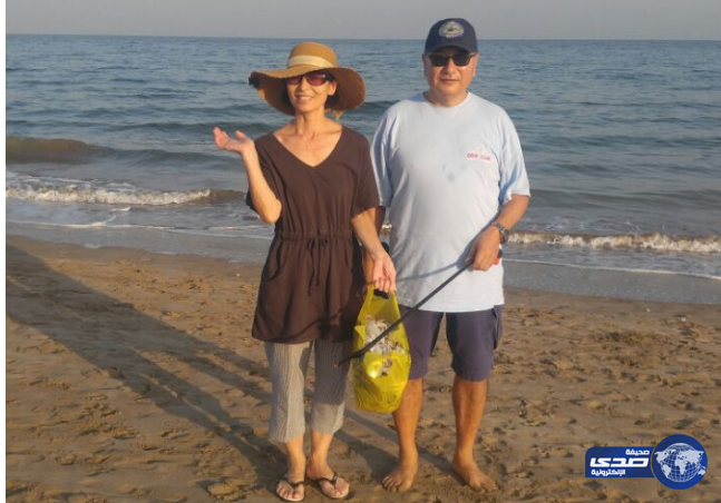 بالصور.. السفير الياباني وزوجته ينظفان شواطئ جدة