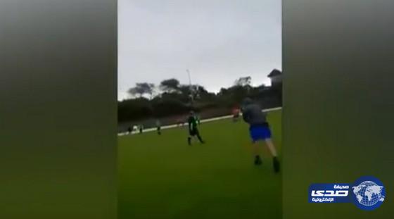 بالفيديو.. بعد أن نفذ صبره&#8230; أحد الجماهير يطارد حكم مباراة كرة قدم ويسقطه أرضاً