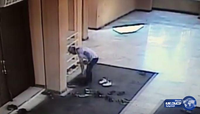 بالفيديو.. لص يسرق أحذية المصلين من أمام أحد المساجد في الرياض