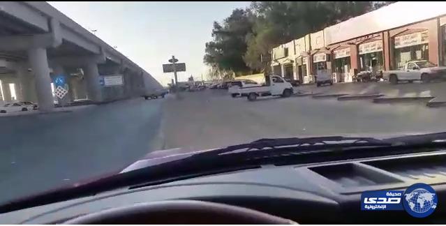 بالفيديو.. مواطن يرصد استيلاء شركة على حرم الطريق العام بتبوك