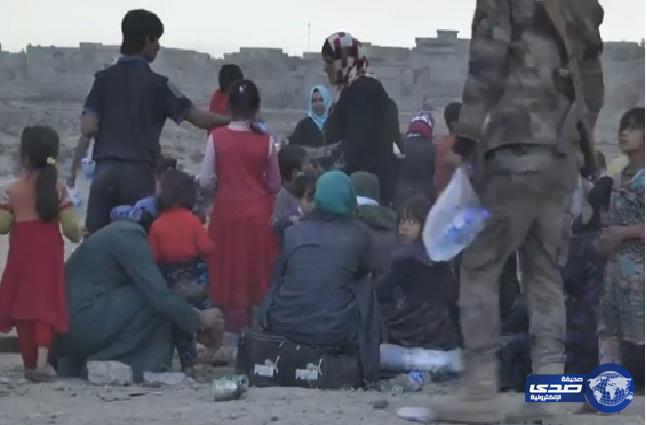 بالفيديو.. لحظة هروب أهالي الموصل من نيران الحرب