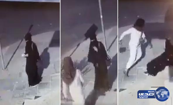بالفيديو: شاب يعتدي على امرأة ويسرق حقيبتها من أمام صراف آلي.. و«شرطة القريات» تضبطه