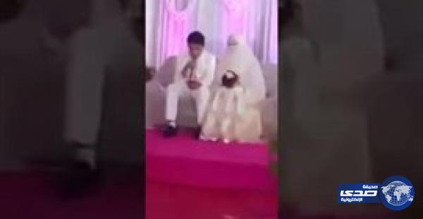 بالفيديو.. عريس يقرأ القرآن في زفافه بدلًا من الاستعانة بفريق موسيقي