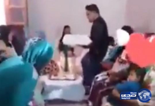 بالفيديو.. شاب يصدم شقيقته بأغرب هدية في حفل زفافها!!