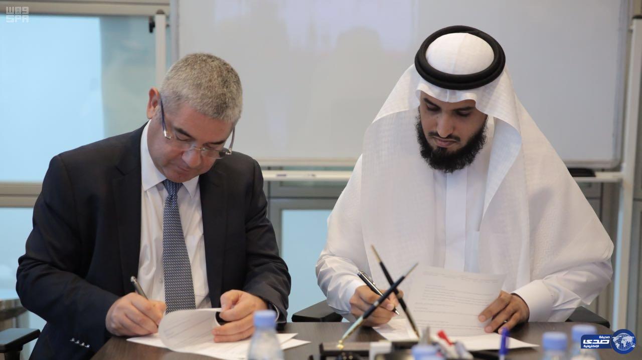 «العمل» توقع اتفاقية لتوظيف 300 سعودية وتخصيص أماكن للأسر المنتجة