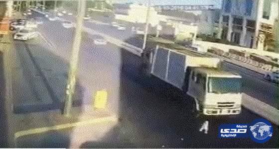 فيديو مؤلم ..لحظة إفلات طفلة من والدتها وإصطدامها بشاحنة مسرعة