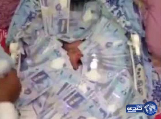 بالفيديو .. مواطن يغرق طفلًا رضيعًا بالمال لأنه سُمي باسمه