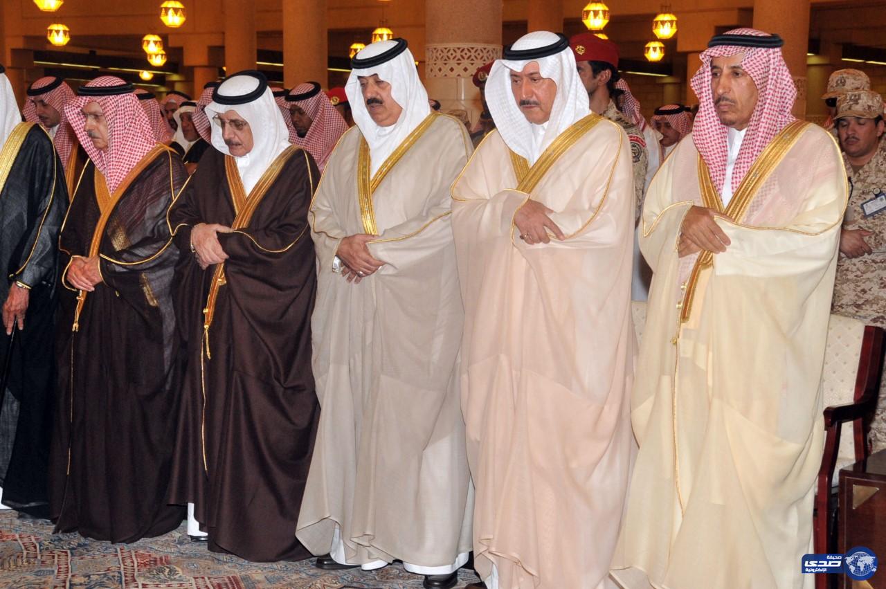 الأمير متعب بن عبدالله يؤدي الصلاة على الأمير عبدالعزيز بن عياف