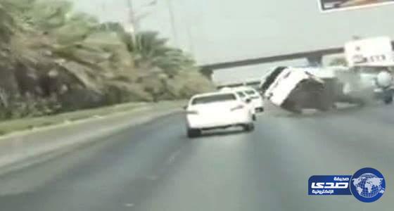 فيديو مروع.. قائد سيارة يفقد السيطرة وينقلب عدة مرات على طريق سريع بالرياض