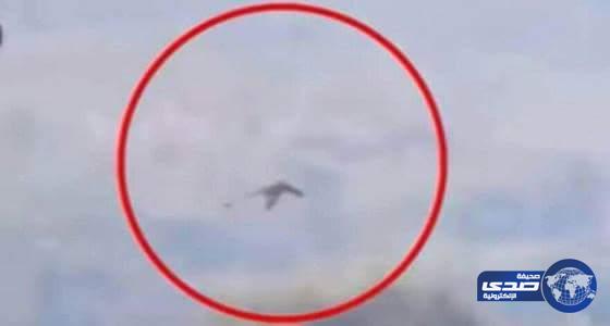 بالفيديو.. ضجة عبر مواقع التواصل إثر ظهور طائر ضخم يشبه التنين يحلّق فوق جبال الصين