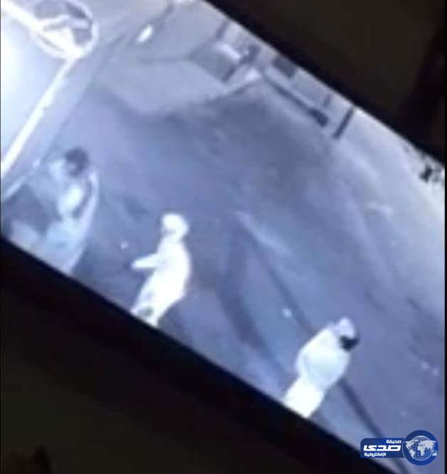 بالفيديو .. 3 شبان سرقوا محل تجاري بالطائف و الأمن يطيح بهم