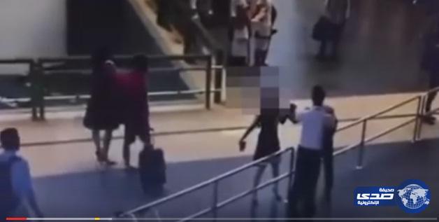 بالفيديو..تعدى مسافرين على موظفة مطار فيتنامي بالضرب لتأخر رحلتهما