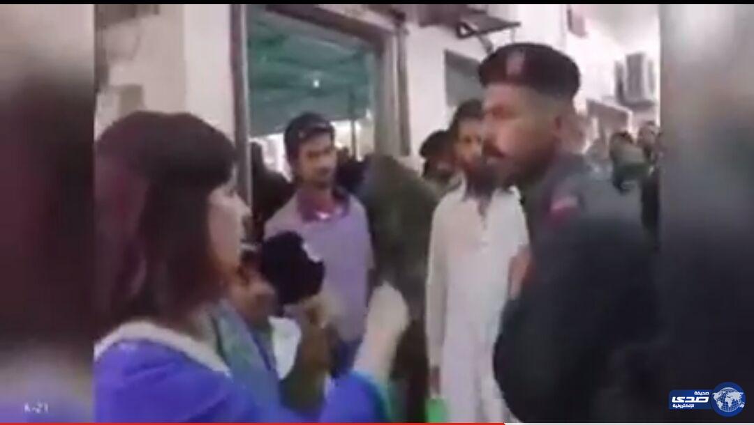 بالفيديو..جندى باكستاني يصفع مراسلة مستفزة