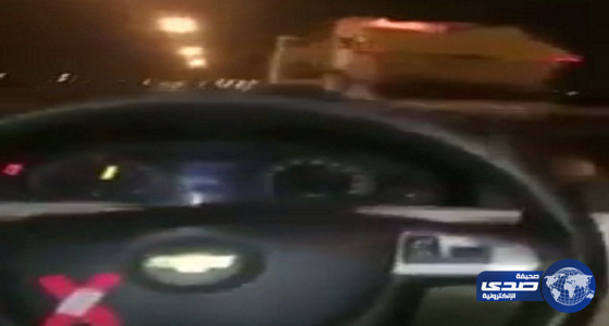 بالفيديو : شاب يوثق لحظة إصطدامه بشاحنة أثناء إنشغاله بالجوال