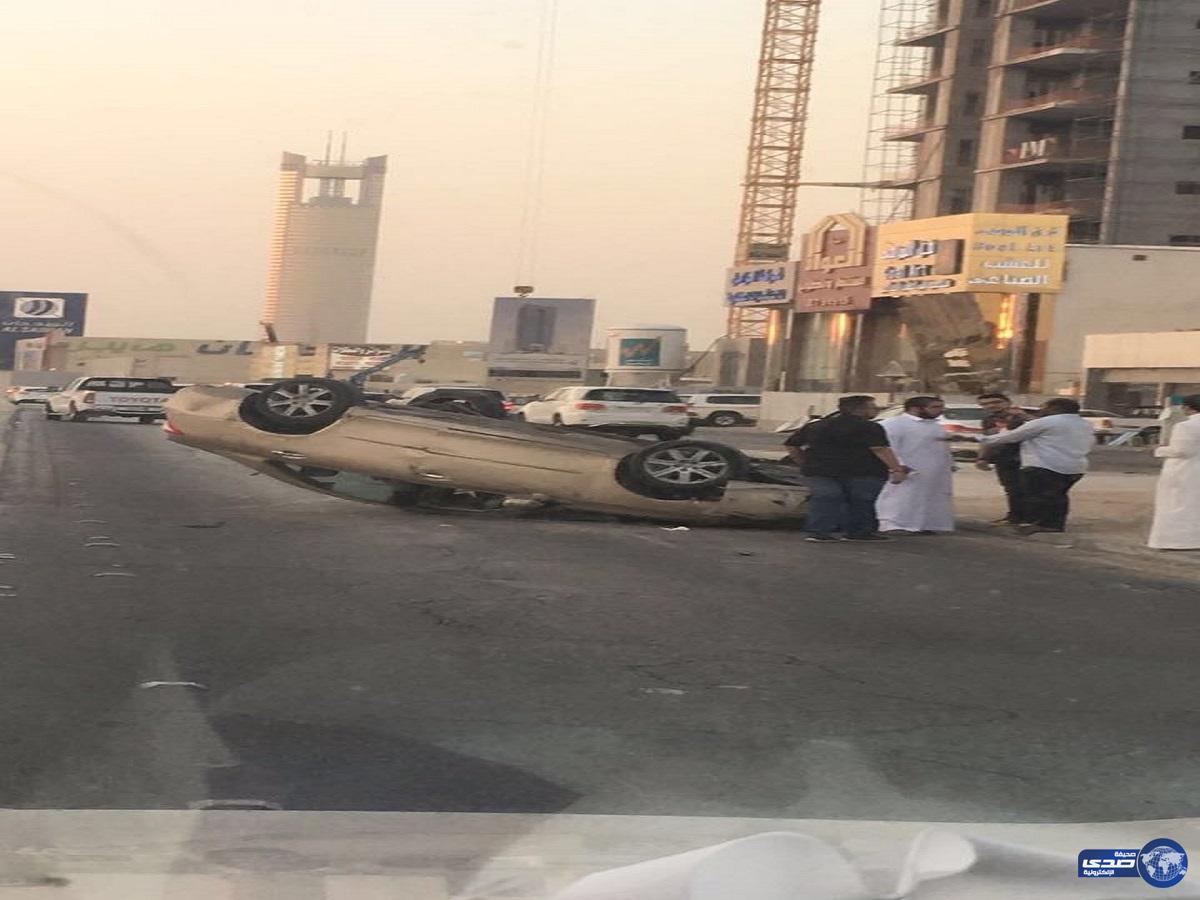 بالفيديو .. انقلاب سيارة لكزز على طريق القصيم الرياض