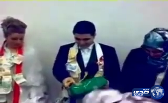 بالفيديو.. شباب يضعون صديقهم العريس في موقف محرج