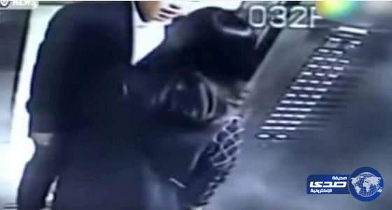 شاهد: رد فعل  “صيني” على سيدة منعته من التدخين في المصعد
