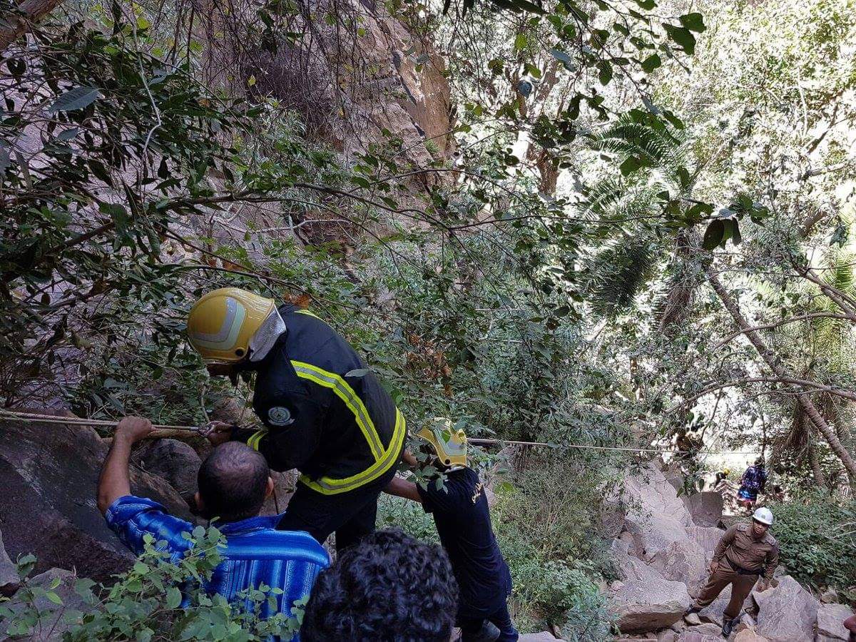 بالصور .. المدني ينقذ مواطن سقط من علو جبل بجازان