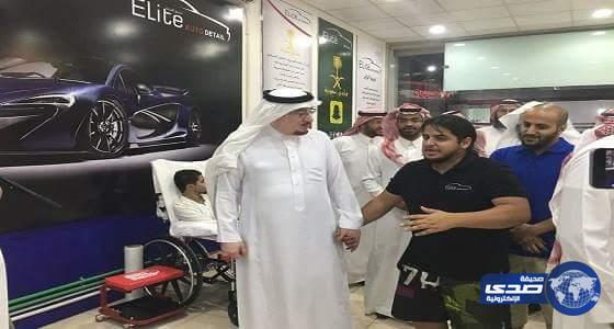 بالفيديو والصور  : وزير العمل يفتتح مشروع تلميع سيارات لأحد الشباب ..ويعدهم بالزيارة