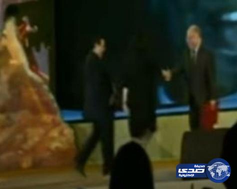 بالفيديو- فنانة مصرية تصافح وزير الثقافة وهي تمسك الحذاء بيدها ما السبب؟