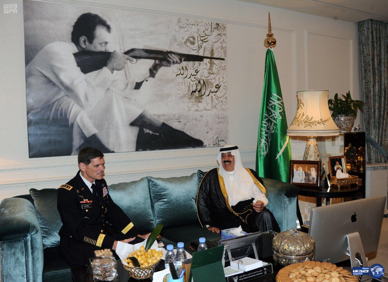 الأمير متعب بن عبدالله يستقبل قائد القيادة المركزية الأمريكية