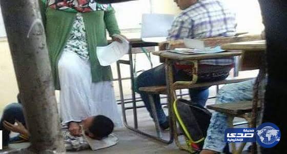 صورة لمعلمة مصرية تضع قدمها فوق طالب تثير غضب النشطاء
