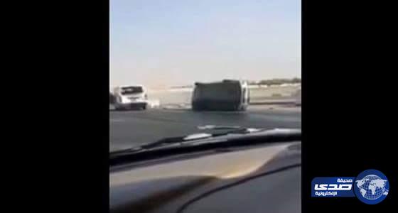 بالفيديو ..تسابق متهور بين قائدي مركبتين على طريق سريع ينتهي بحادث مروع