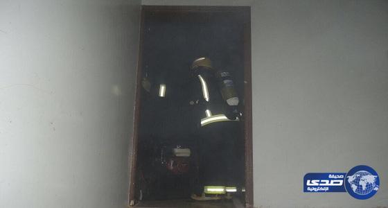 بالصور.. &#8220;مدني عرعر&#8221; يخمد حريقا في منزل