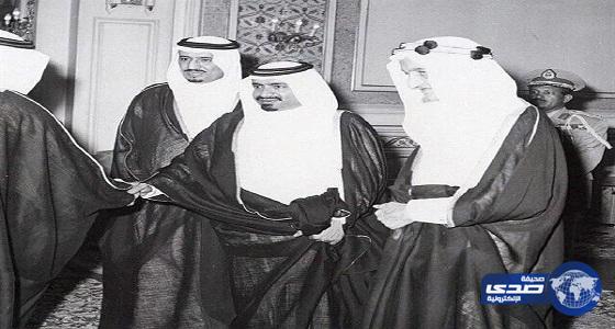 صورة تجمع الملك سلمان والملك فيصل مع أمير قطر الراحل