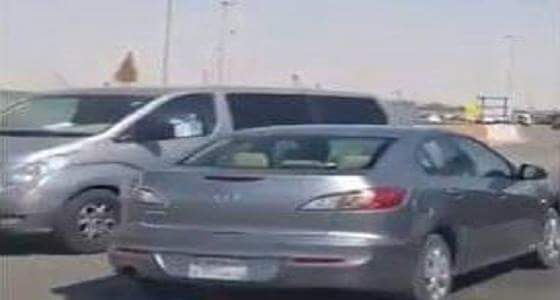 بالفيديو.. سائقي سيارات يعرضون حياتهم للخطر  بالسير عكس الطريق أثناء خروجهم من جامعة الإمام