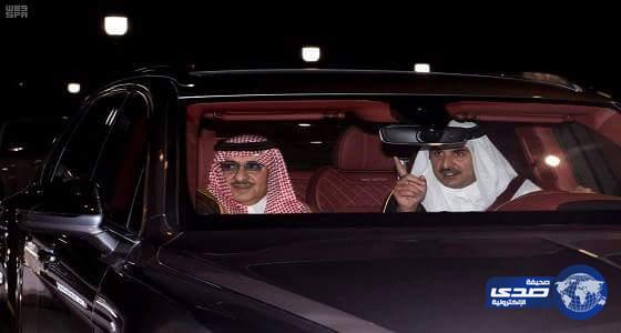 بالفيديو.. أمير قطر يصطحب ولي العهد في سيارته الخاصة  إلى مقر العزاء في الشيخ خليفة