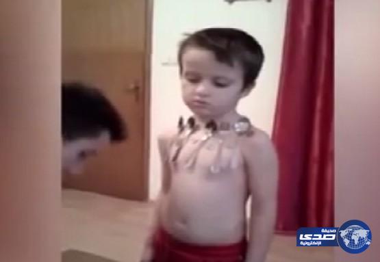 بالفيديو.. طفل يتحول الى مغناطيس بشري يشعل مواقع التواصل