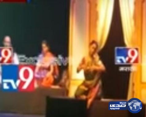 بالفيديو.. وفاة نجمة هندية على خشبة المسرح بعد أزمة قلبية مفاجئة