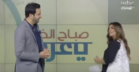 بالفيديو.. مذيع MBC يبدي إعجابه بلبس زميلته على الهواء مباشر .. والأخيرة ترد