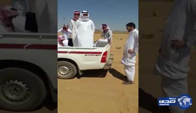 بالفيديو.. معلمون يوجهون رسالة لوزير الخدمة المدنية بعد تعطل سيارتهم في الصحراء
