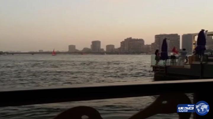 بالفيديو ..&#8221; سناب صدى &#8221; يرصد عاشقان يلتقطان صور تذكارية على ضفاف النيل