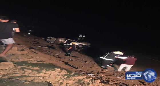 بالفيديو والصور.. سقوط سيارة في البحر في أحد المنعطفات قبل مدخل درة العروس بجدة