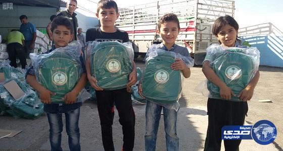 الحملة السعودية توزع الحقائب المدرسية على أبناء اللاجئين السوريين في الأردن