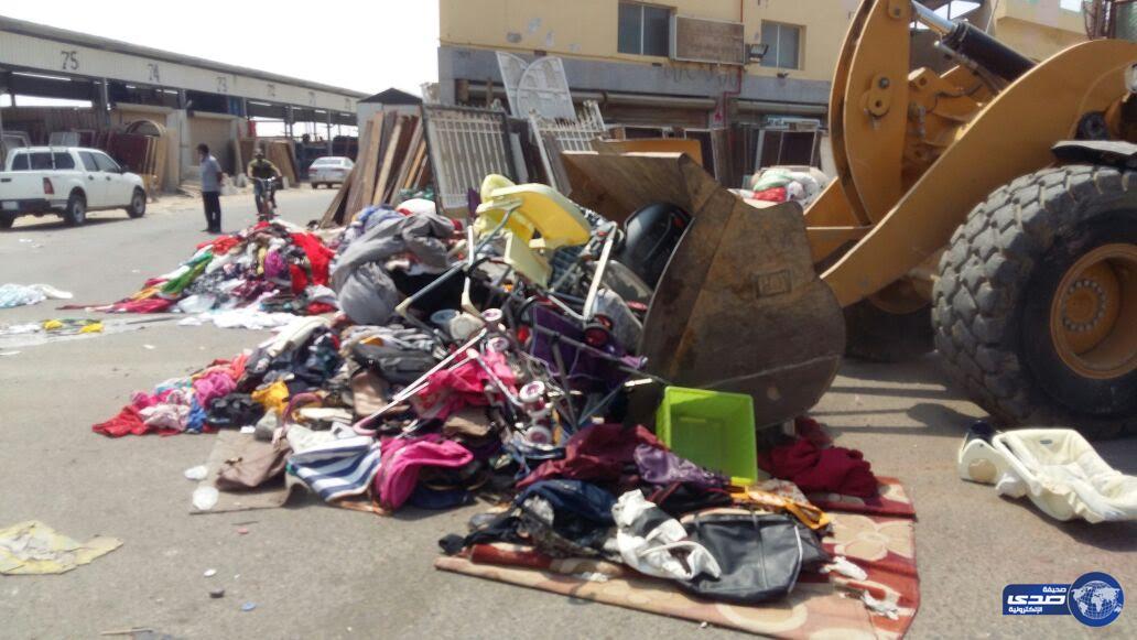 أمانة جدة تزيل بسطات عشوائية وتتلف 90 طناً ملابس مستعملة ومواد غذائية فاسدة بحراج الصواريخ