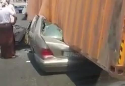 بالفيديو.. نجاة سائق من كارثة محققة بعدما سحقت سيارته اثر انقلاب شاحنة